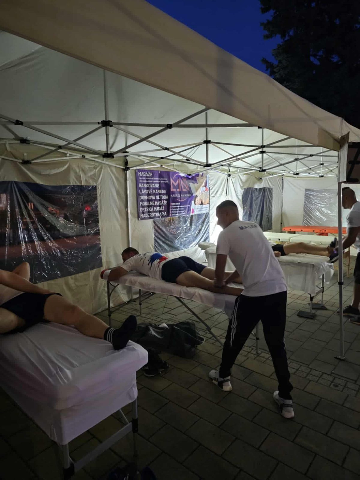 Masérsky tím obsluhuje viacero klientov naraz na viacerých masážnych stoloch