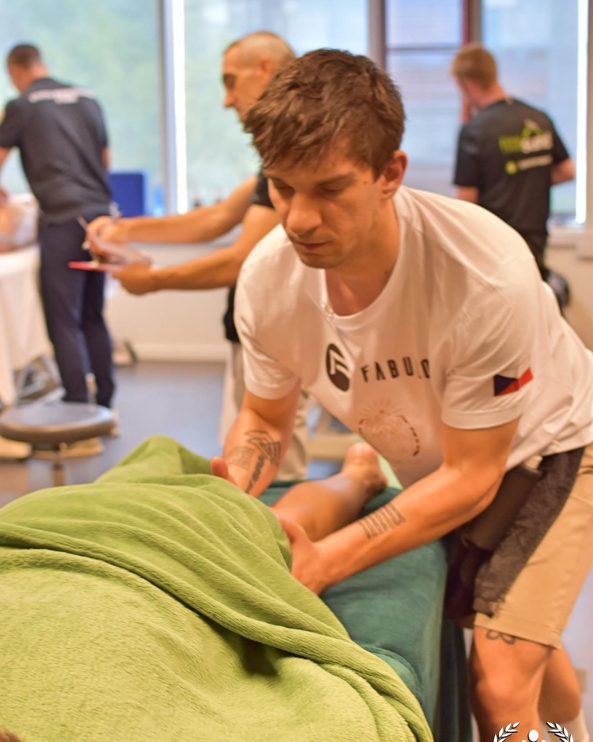 Robo Michalka pri súťažnom masérskom výkone pred porotou